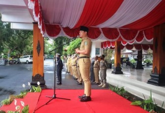Bupati Trenggalek, Mochamad Nur Arifin, saat melepas Pataka Jer Basuki Mawa Beya, lambang Provinsi Jawa Timur ke Kabupaten Pacitan, Senin (26/09/2022).