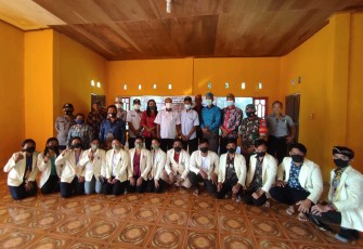 Babinsa Koramil Sepang Hadiri Penutupan KKN Mahasiswa IAHN-TP di Kelurahan Kampuri 