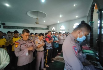 Personel Polda Bengkulu saat Shalat Ghoib dan Doa Bersama untuk Korban Gempa Cianjur