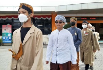 Sejumlah siswa SMP Muhammadiyah PK Kottabarat Surakarta mengenakan kostum ala tokoh pahlawan nasional saat mengikuti acara jalan sehat memperingati Hari Pahlawan, pada Jumat (11/11/2022).