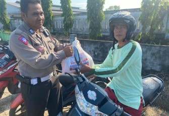 Personel Ditlantas Polda Bengkulu saat salurkan bantuan 