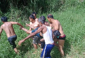 Pasca korban ditemukan dan dievakuasi petugas dibantu warga setempat.