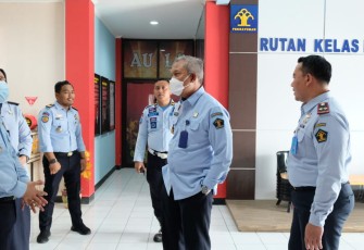 Kakanwil Kemenkumham Banten saat melakukan kunjungan kerja ke Rumah Tahanan Negara (Rutan) Kelas I Tangerang dalam rangka Pembinaan, Monitoring, Pengawasan dan Pengendalian (Bintorwasdal), hari Selasa (28/6/2022) kemarin.