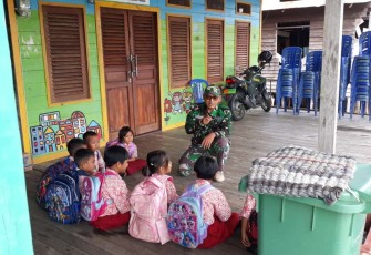 Koptu Agung saat Ceritakan Sejarah Islam Pada Anak-Anak di Lokasi TMMD ke-115 