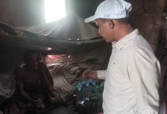 Ketua Komisi IV DPRK Açeh Timur Yahya Ys saat Kunjungi Lansia yang Sedang Sakit