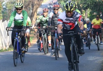 Danrem Kolonel Deni saat Gowes Bareng dengan Anggota Denhub Madiun