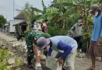 Babinsa Koramil 0805/12 Mantingan Bersama Masyarakat saat Kerja Bakti  Pavingisasi Jalan