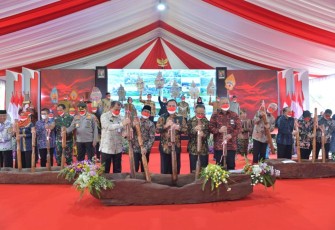 Mendes PDTT Abdul Halim Iskandar saat menghadiri peluncuran 10 desa percontohan desa antikorupsi di Indonesia tahun 2022 yang digagas Komisi Pemberantasan Korupsi (KPK) di Desa Banyubiru, Kabupaten Semarang, Jawa Tengah pada Selasa (29/11/2022).
