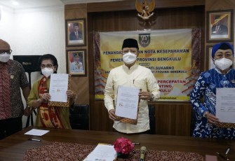 Gubernur Rohidin saat penandatangan kesepahaman bersama Yayasan Fatmawati dan Badan Musyawarah Masyarakat Provinsi Bengkulu di Jakarta, Sabtu 9 April 2022. 
