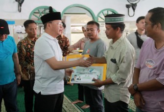 Gubernur Rohidin saat Serahkan Bantuan Korban Kebakaran di Lingkar Timur Kota Bengkulu