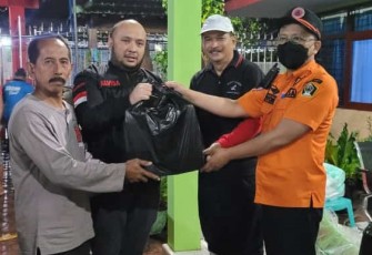Politisi Gerindra saat Bagikan Nasi Kotak ke Korban Banjir