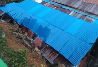 Salah satu rumah yang terkena longsor