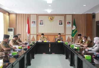 Asisten I Setda Provinsi Bengkulu Khairil Anwar saat memimpin Rapat Koordinasi Inventaris Data Tanah Teridentifikasi Konflik dan Mafia Tanah di Kota Bengkulu, Selasa (22/3/2022).