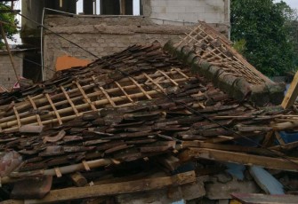 Kondisi rumah salah satu keluarga relawan yang merupakan penyintas gempa.