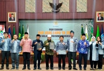Walikota Bengkulu Helmi Hasan didampingi Kepala BPKAD Yudi Susanda,Ketua DPRD Suprianto usai menerima penghargaan Opini WTP. Jumat 20 Mei 2022. Foto/Dok