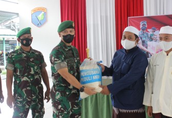 Dandim saat Serahkan Bantuan Beras dari Pangdam XII Tanjungpura Kepada Panti Asuhan dan Pondok Pesantren Wilayah Kota Palangka Raya 