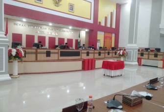 DPRK Aceh Timur saat gelar rapat paripurna, di Gedung DPRK Aceh Timur, Senin (28/11/2022).