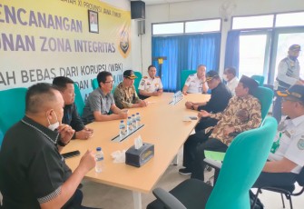 Dokter Agung saat Pimpin Sidak Komisi D ke Terminal Terminal Arjosari dan Bandara Abdurrahman Saleh 