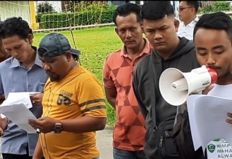 Pemuda yang tergabung di Komite Pemerhati Penyelenggara Pemilu (KP3) unjuk rasa didepan kantor KPU Kabupaten Batu Bara