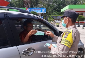 Bhabinkamtibmas Polsek PUT saat Bagikan Masker