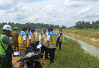 Kapolsek Pantee Bidari saat Dampingi Menteri PUPR Tinjau Jaringan Irigasi Jambo Aye Sayap Kanan