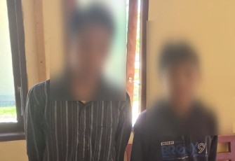 dua remaja saat diamankan petugas