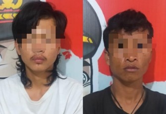 dua tersangka (diborgol) saat diamankan