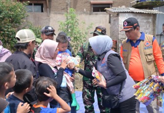Dharma Wanita Persatuan BNPB saat Berikan Bantuan bagi Warga Cianjur