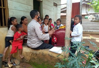Bripka Agung saat sambangi warga