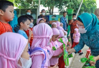 Ketua TP PKK Derta Wahyulin saat memantau langsung pelaksanaan imunisasi di TK Islam Al Azhar Kota Bengkulu. 