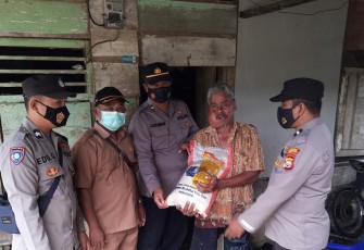 Polsek Mukomuko Selatan saat Berikan Bantuan Sembako ke Warga yang Sakit