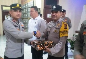 Kapolsek Peureulak Barat Polres Aceh Timur saat Beri Reward Anggota berprestasi