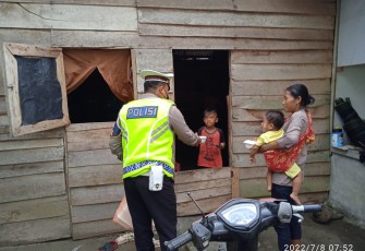 Personel Polres Benteng saat Baksos Barbagi Nasi Kotak Ringankan Korban Banjir