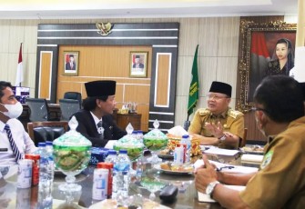 Gubernur Bengkulu Rohidin Mersyah usai terima Penyerahan Laporan Hasil Pengawasan Internal Tahun 2021 Provinsi Bengkulu dari Kepala Perwakilan BPKP Provinsi Bengkulu Iskandar Novianto beserta jajaran, di Ruang Kerja Gubernur Bengkulu, Senin (28/03).