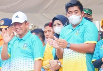 Gubernur Kepri, Ansar Ahmad (kiri) didampingi Bupati Bintan Roby kanan saat pembukaan POPDA se-Kepri 