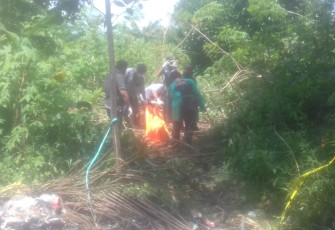 Proses evakuasi mayat yang ditemukan di perkebunan singkong yang berada di Jalan Pariwisata Kelurahan Banturung Kecamatan Bukit Batu Kota Palangka Raya. Kamis 14 April 2022. 