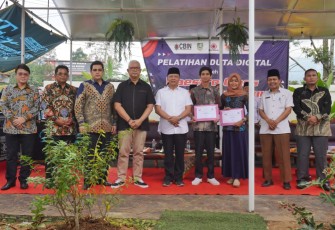 Gubernur Bengkulu Rohidin Mersyah (kenakan baju putih) pada Pelatihan Kelas Perdana Duta Digital sekaligus Pembukaan Outlet Bencoolen Coffee Bengkulu Utara, Rabu (20/7/2022).