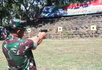 Danrem Kolonel Deni saat Ikuti Lomba Menembak Sinergitas HUT ke-77 TNI di Nganjuk