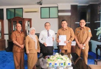 Penandatanganan kerja sama antara Pj Sekda Bintan Rony Kartika dan Pimpinan Bank Riau Kepri Cabang Bintan, Selasa (09/08) di Ruang Kerja Sekda Bintan.
