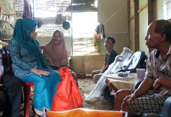 Derta Wahyulin saat Sampaikan Sejumlah Bantuan