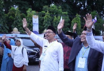Bupati Labusel saat Melepas Jamaah Haji Kloter 2 Emberkasi Medan 