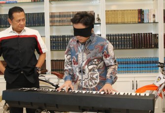 Pianis Jefri Setiawan Pecahkan Rekor Dunia Bermain Piano Selama 7 Jam dengan Mata Tertutup