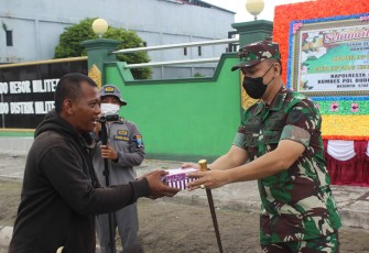 Dandim Palangka Raya saat Bagikan Takjil Kepada Masyarakat 