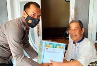 Kapolres Mukomuko Bagi Bingkisan Lebaran untuk Purnawirawan dan Warakawuri Polri