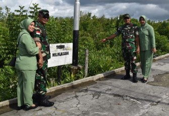 Danrem 174/ATW Merauke Brigjen TNI E. Reza Pahlevi, S.E didampingi Ny. Iswati Reza Pahlevi saat Kunker perdana di Kabupaten Asmat, Papua, Senin (13/6/2022).