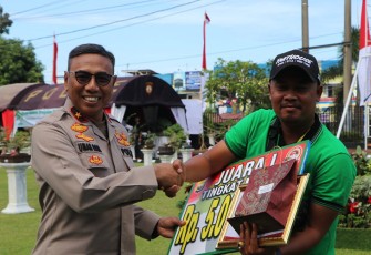 Wakapolda Bengkulu Brigjen Pol. Drs. Umardani, M. Si saat memberikan hadiah kepada salah satu pemenang kontes.