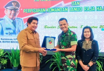 Penyerahan cindera mata dalam acara Perpisahan Komandan Landasan Udara Raja Haji Fisabilillah (Danlanud RHF) yang akan menempati tugas barunya, Senin (08/08) di Aula Bandar Seri Bentan. 
