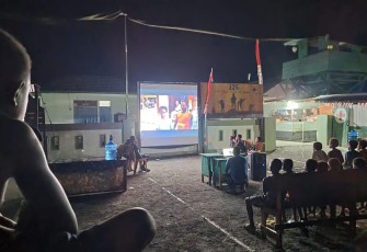 Satgas Yonif 126/KC saat Gelar Nonton Bareng Bersama Anak-Anak dan Masyarakat Papua Se Distrik Waris
