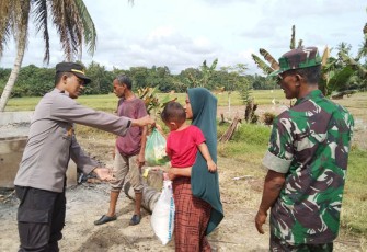 Kapolsek Idi Tunong saat Serahkan Bantuan Tanggap Darurat Kepada Warga Korban Kebakaran.