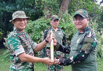 Dandim 1310/Bitung saat memberikan cenderamata